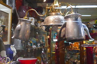 Lamp van koffiepotten en gieter