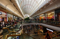 Stukje van het onmens grote winkelcentrum Chedstone