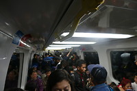 In de overvolle trein weer naar huis
