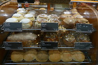 De bakker laat niet alleen de prijs, maar ook het aantal calorieën zien