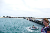 De pier ver in zee