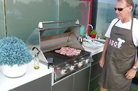 Neef Mark buiten bij de barbecue. Weer heerlijk avondeten