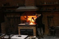 De goudsmid haalt het gesmolten goud uit de oven; 1200 graden!