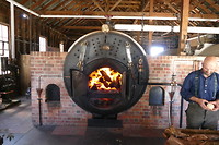 Met hout gestookte ketel voor de stoommachines