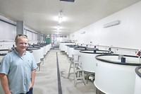 Achterneef Christiaan, student biochemie, bij bakken zalm in zoet en zout water voor onderzoek