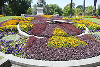Klok in de bloemen in Melbourne