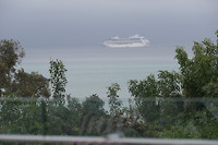 Er is weer uitzicht. Daar gaat een cruiseboot