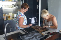 Corrie snijdt samen met Helen het lamsvlees