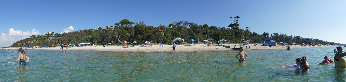 Uitzicht vanuit zee op strand McCrae