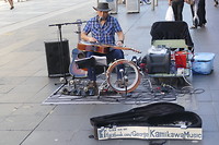 Geweldige bluesmuzikant in Melbourne. Cd van hem gekocht.