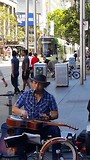 Straatmuzikant met bluesmuziek in Melbourne