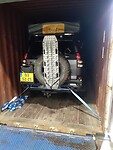 De Toyota staat in de container.