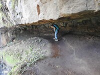 Achter de waterval langs