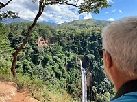 Mooi zicht op de waterval