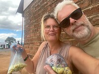 Chipsies and salat uit een plastic zakje