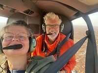 Met koptelefoon en microfoon
