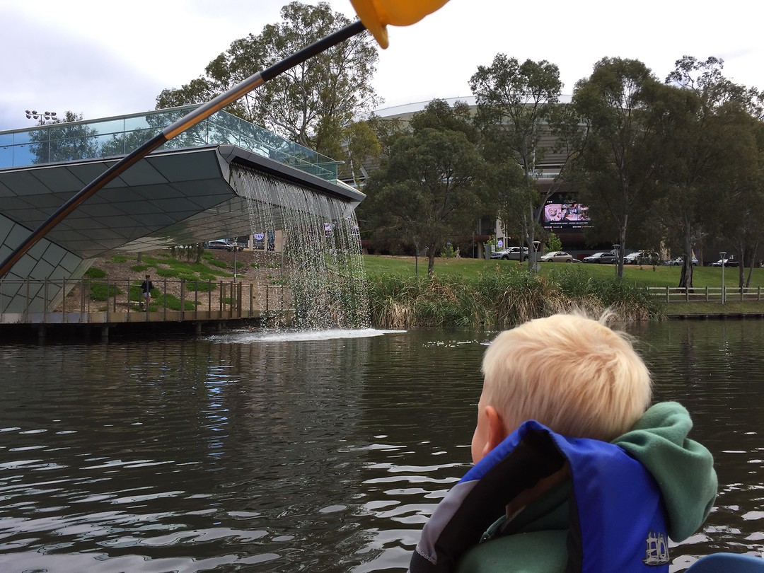 Vanaf de waterfiets in hartje Adelaide