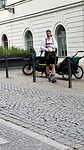 Grappig, die man rijdt op z’n fiets in klederdracht