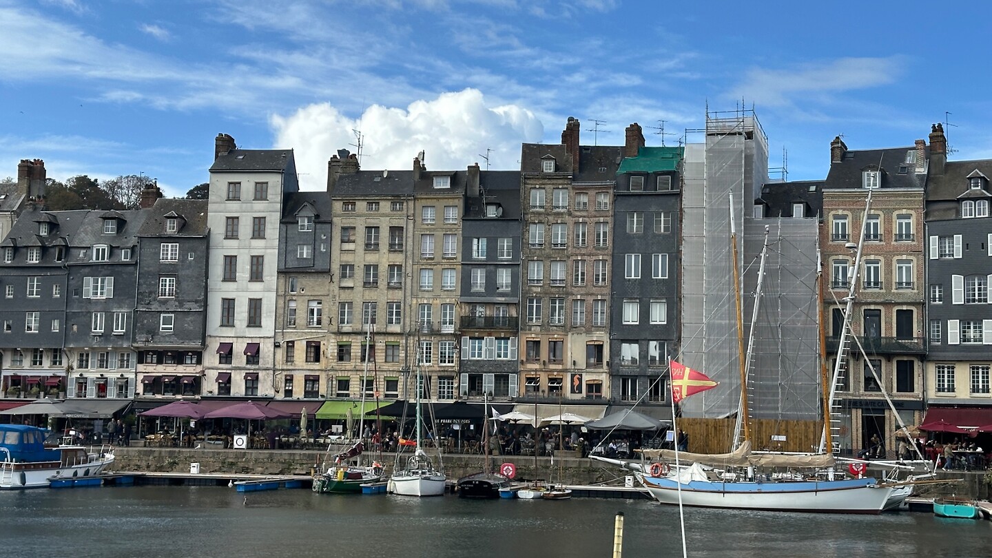 De pakhuizen rondde haven