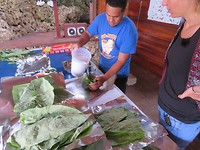 het afvullen van de crepe met kokosmilk