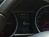 Dashboard van de auto van oom Gijs geeft 47 graden