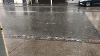 Snel schuilen voor de hoosbuien in boulogne sur Mer