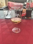 Cognac gesteund door cola op de achtergrond