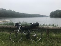 Prachtig meer met dampen en grauwe lucht