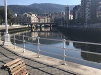 Langs het water het oude stadsdeel van Bilbao