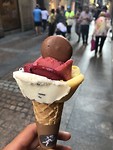 Een roos ijsje met macaron voor Lon😜