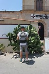 Marzamemi - Paulie knuffelt cactussen