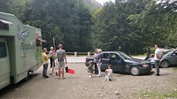 PdeG schildert 'n bordje voor de fruitverkoper