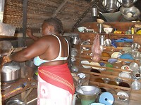 Marron vrouw aan het werk in haar keuken. Foto van de Tomboti website.