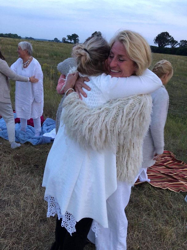 Even huggen met elkaar - elkaar ontmoeten .