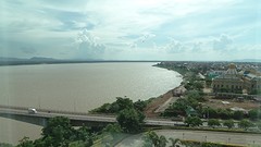 Uitzicht vanuit onze hotelkamer op de Mekong rivier.
