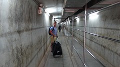 Lopend door de tunnel van Laos naar Thailand.