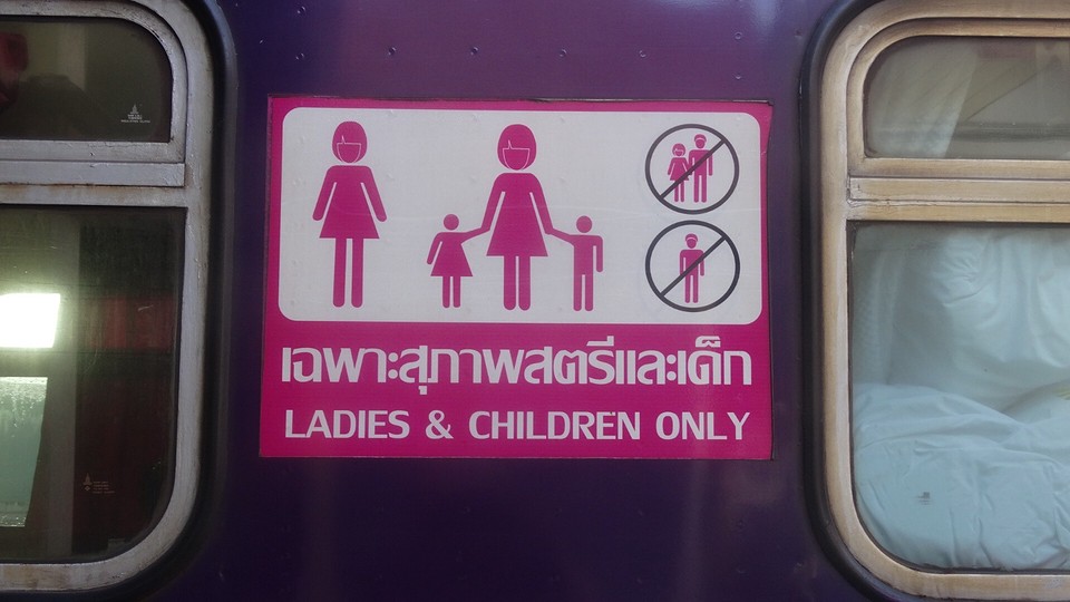 In Thailand aparte treinstellen voor vrouwen en kinderen.