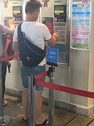 Kaartje kopen voor de metro.
