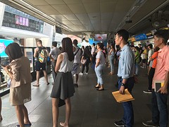 Men staat hier netjes in de rij te wachten op de metro.