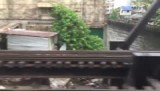 Aankomst met de trein in Bangkok gezien vanuit onze coupe.