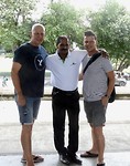Wij met onze chauffeur Sunil op de foto in Colombo.