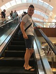 Op de roltrap in de Dubai Mall.