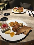 Iets lekkers in de clubroom, allerlei lekkere hapjes.