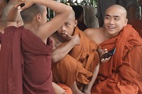 Monniken bij de Shwedagon pagode met elkaar in gesprek.