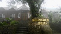 Ons hotel op 1100 meter in de mist en regen.