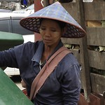 Vrouwen halen in Myanmar de vuilnis op.
