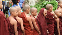 Jonge monniken op weg naar Mount Popa