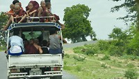Volgepropt in en bovenop de auto