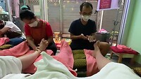 Een heerlijk voetmassage met meditatieve achtergrondmuziek