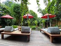 Relaxbedden bij het hotel